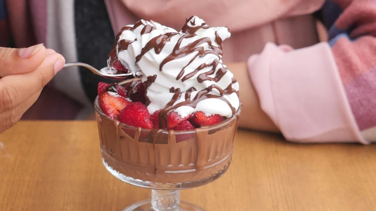 Sorvete cremoso de chocolate e morango sem açúcar