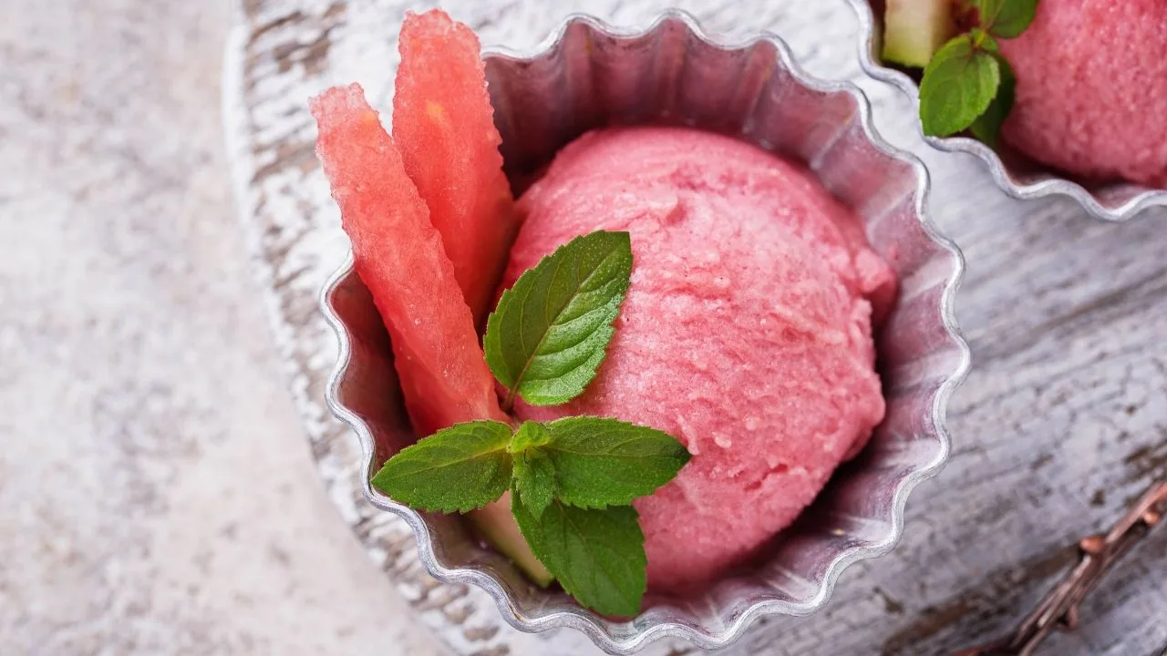 Sorvete cremoso de melancia com apenas quatro ingredientes
