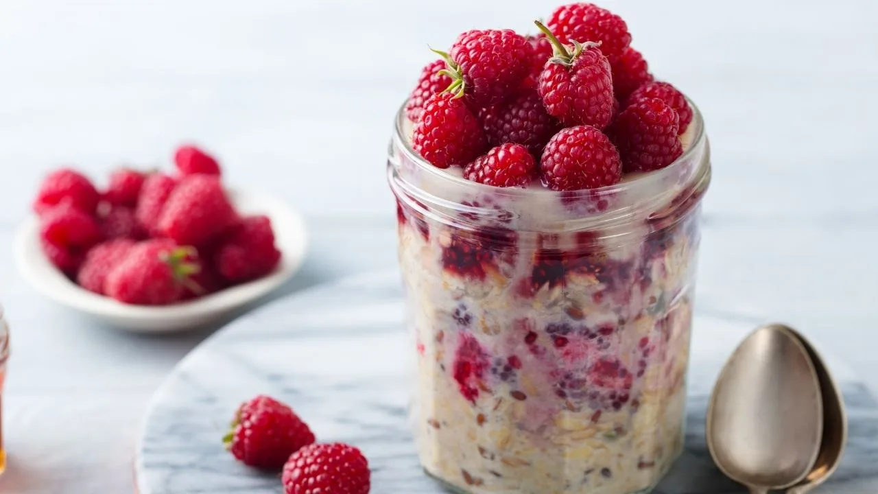 Sobremesa cheesecake de limão com framboesa muito saborosa